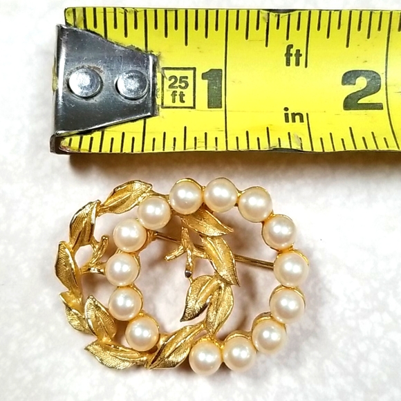 Vintage Signed Richelieu Faux Pearl Goldtone Brooch Pin - Picture 10 of 11